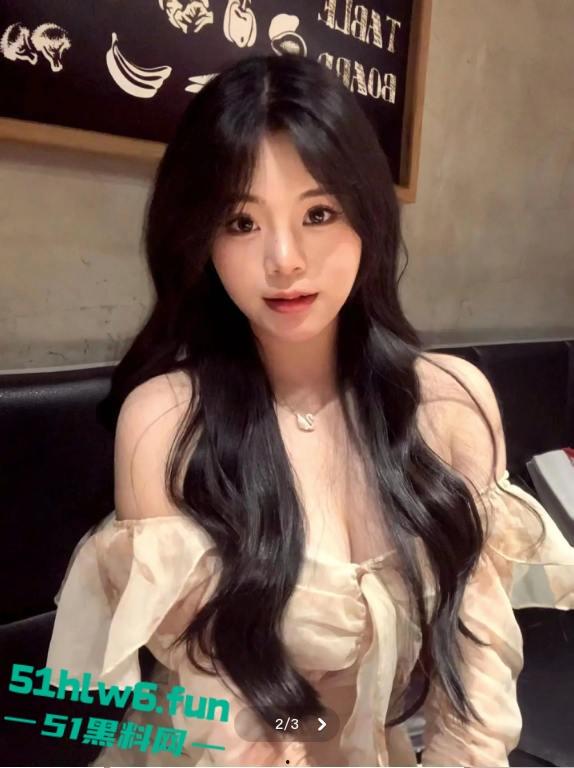 湖北文理学院大二系花【屈佳怡】绝美颜值性感尤物童颜巨乳,骚穴特写自慰视频流出!-4