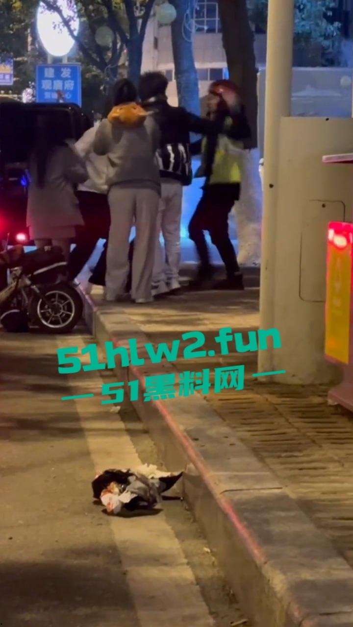 福建莆田精神小伙当街暴打代驾,只因女友露腿男子怀疑代驾司机看了女友腿,愤怒暴起殴打代驾司机。-2