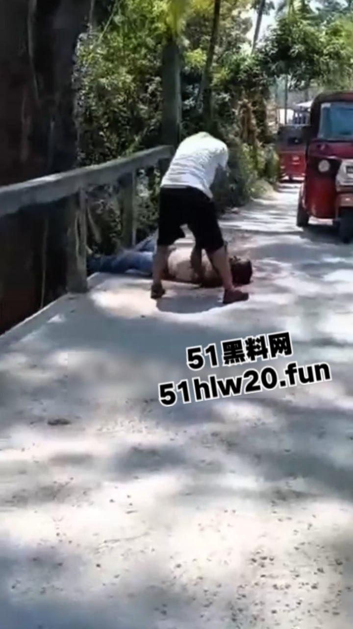 【血腥恐怖】哥伦比亚街头砍人,男子持刀将人砍倒后对着脑袋疯狂劈砍,当街持刀爆头?-5