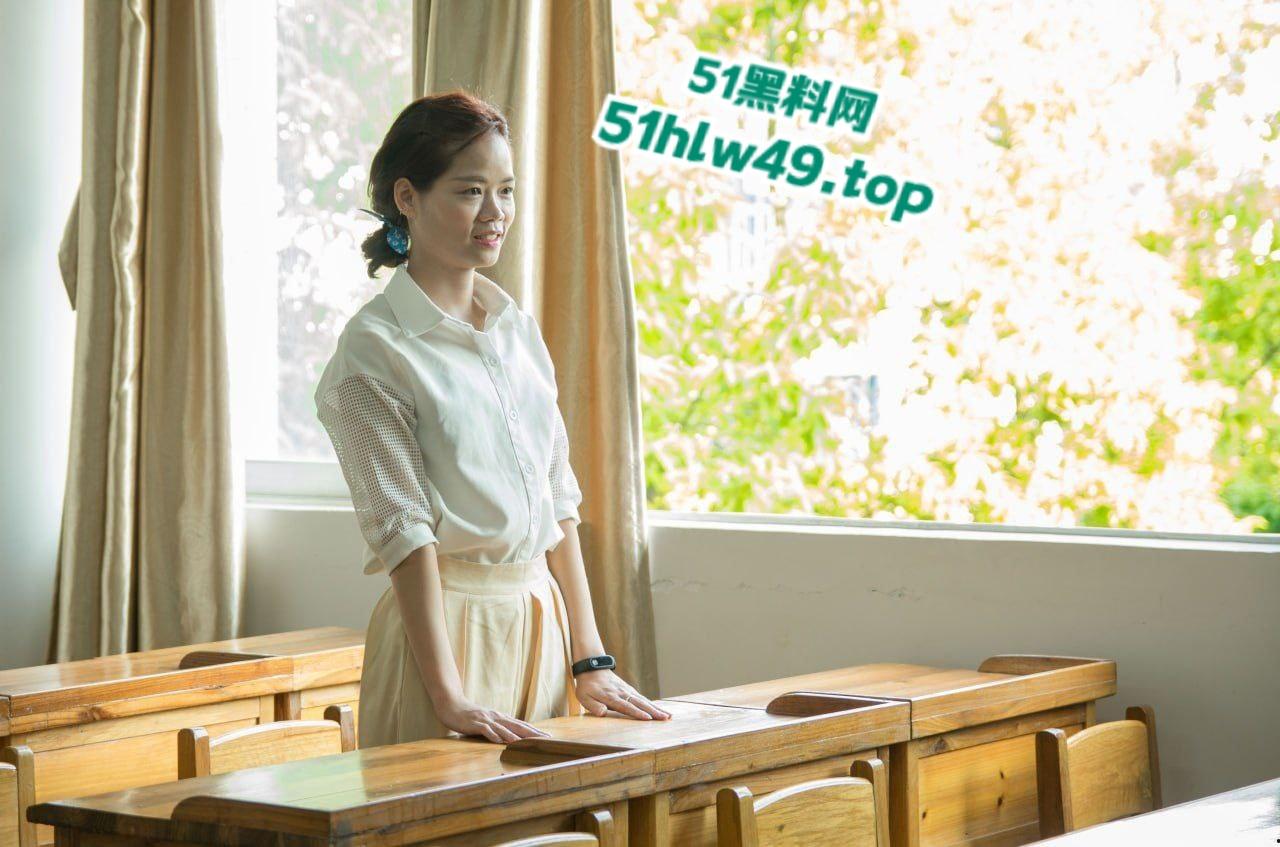 广东茂名人妻【何丽燕】性感骚人妻,大学到婚后一直被金主包养,婚后毫无节制被老公发现曝光!-4