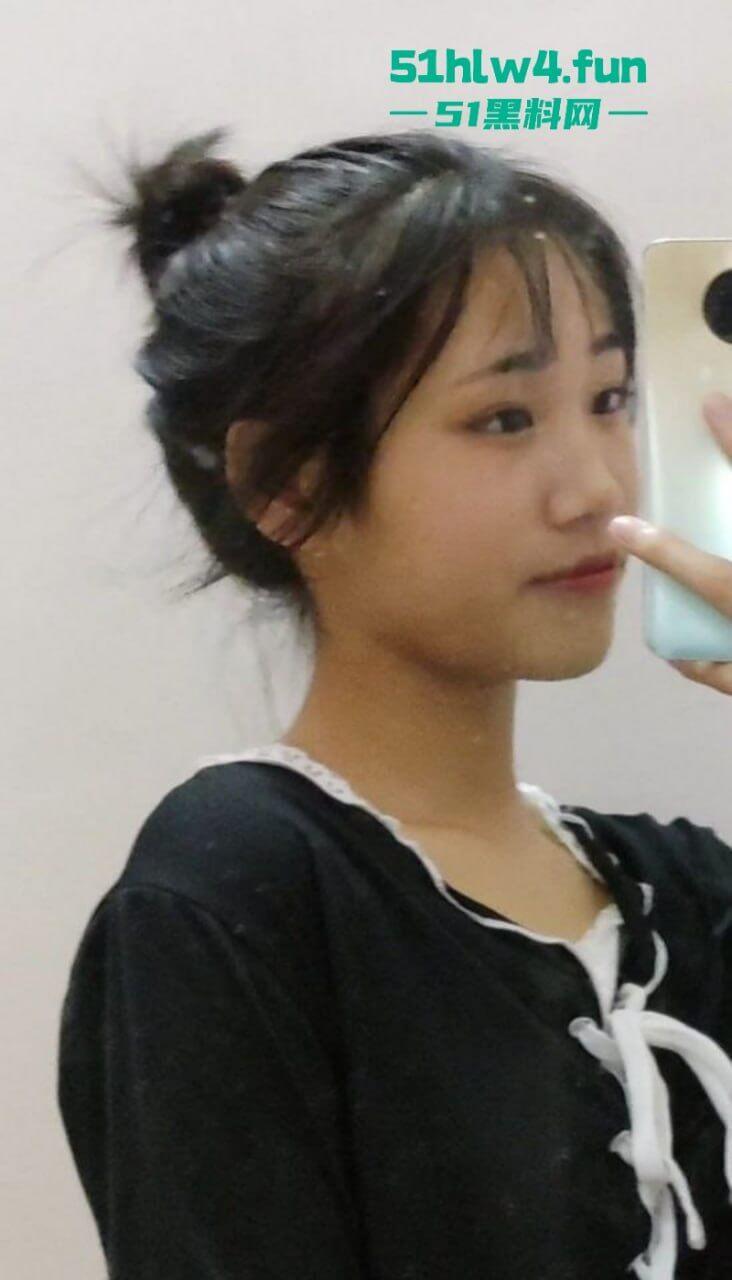 露脸反差学生妹，金主重金定制看似清新单纯的小妹妹，私下极度母狗各种自拍私密处。-3