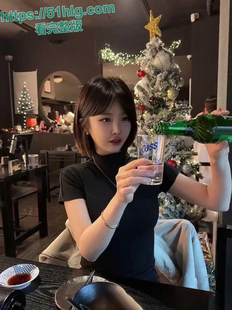 韩国财阀名媛【韩善月】KTV狂欢派对！火辣少妇被后入内射，极致淫乱的现场让人咋舌-1