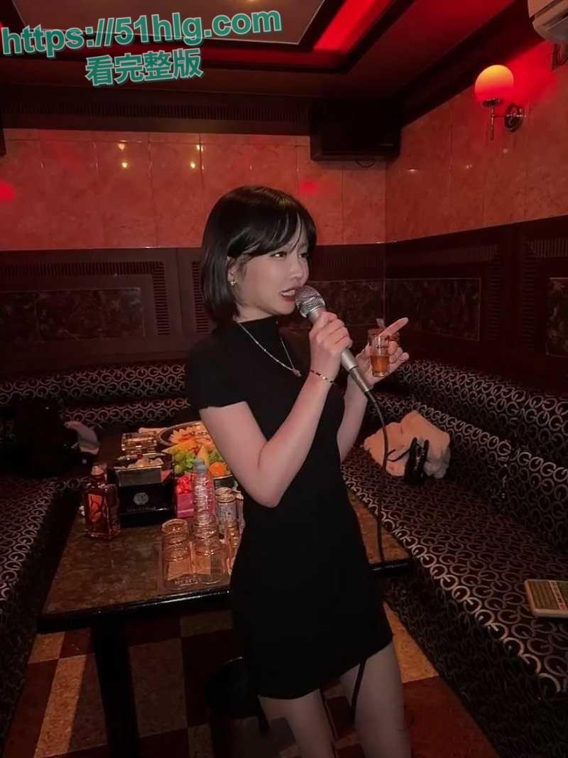 韩国财阀名媛【韩善月】KTV狂欢派对！火辣少妇被后入内射，极致淫乱的现场让人咋舌-2