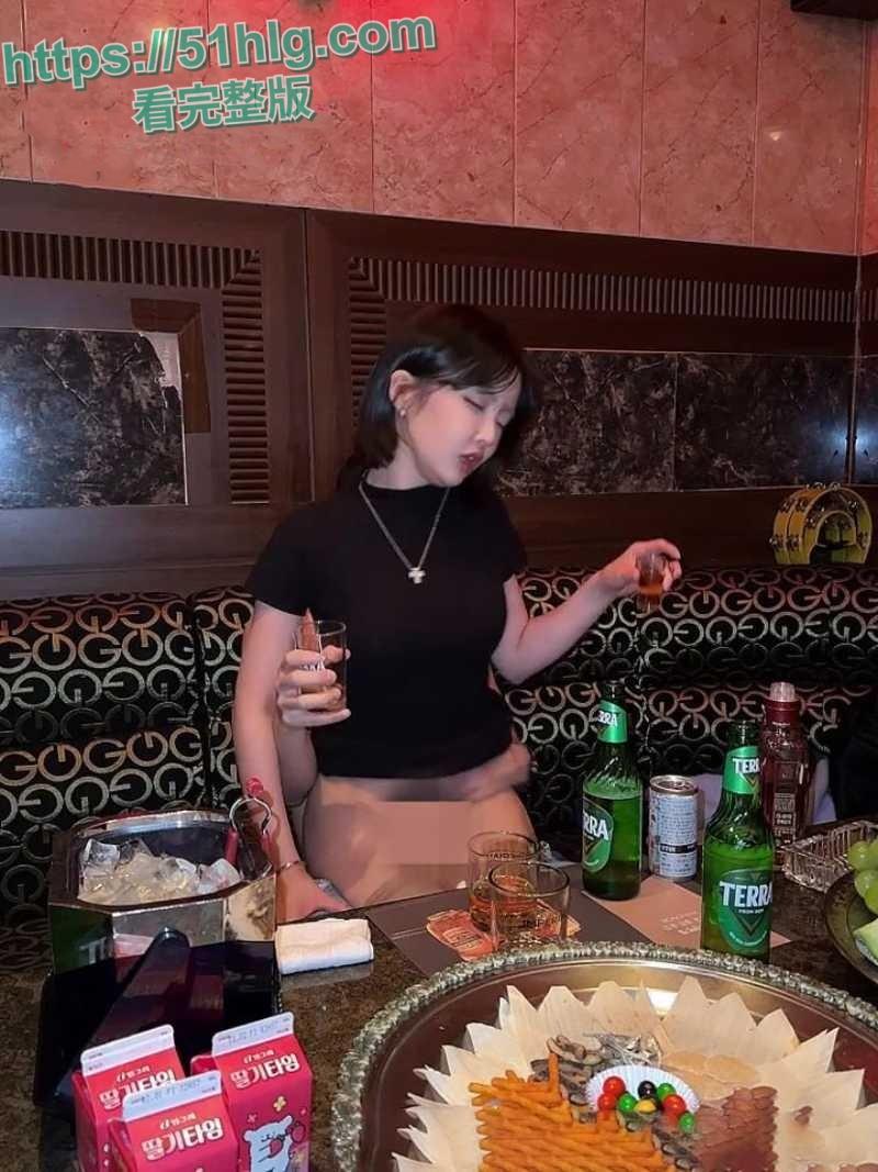 韩国财阀名媛【韩善月】KTV狂欢派对！火辣少妇被后入内射，极致淫乱的现场让人咋舌-7