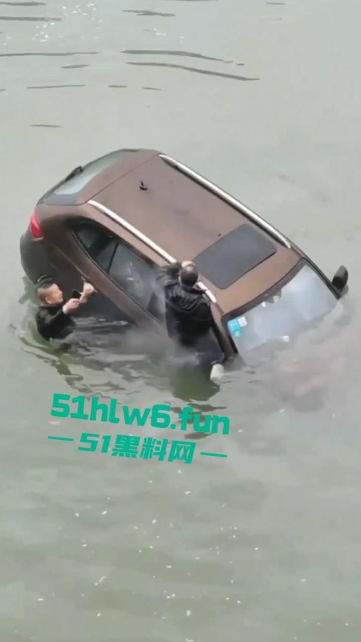 内江市东兴区坠河事故,新江路与临江路路口 一辆汽车失控,冲出护栏坠入河中两人死亡一人获救。-3