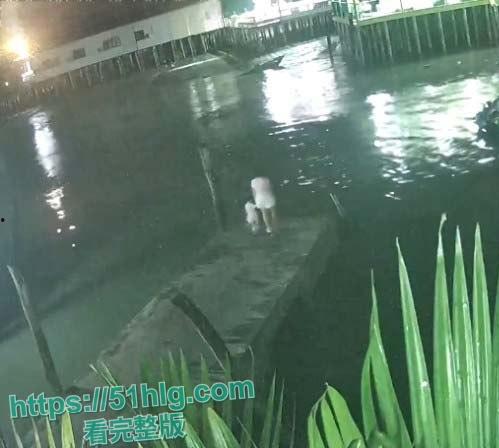 国外大瓜！【马来西亚吉胆岛】 一宝妈因争夺抚养权问题 深夜携3岁女儿跳海轻生 监控记录全程 结局令人惋惜-1