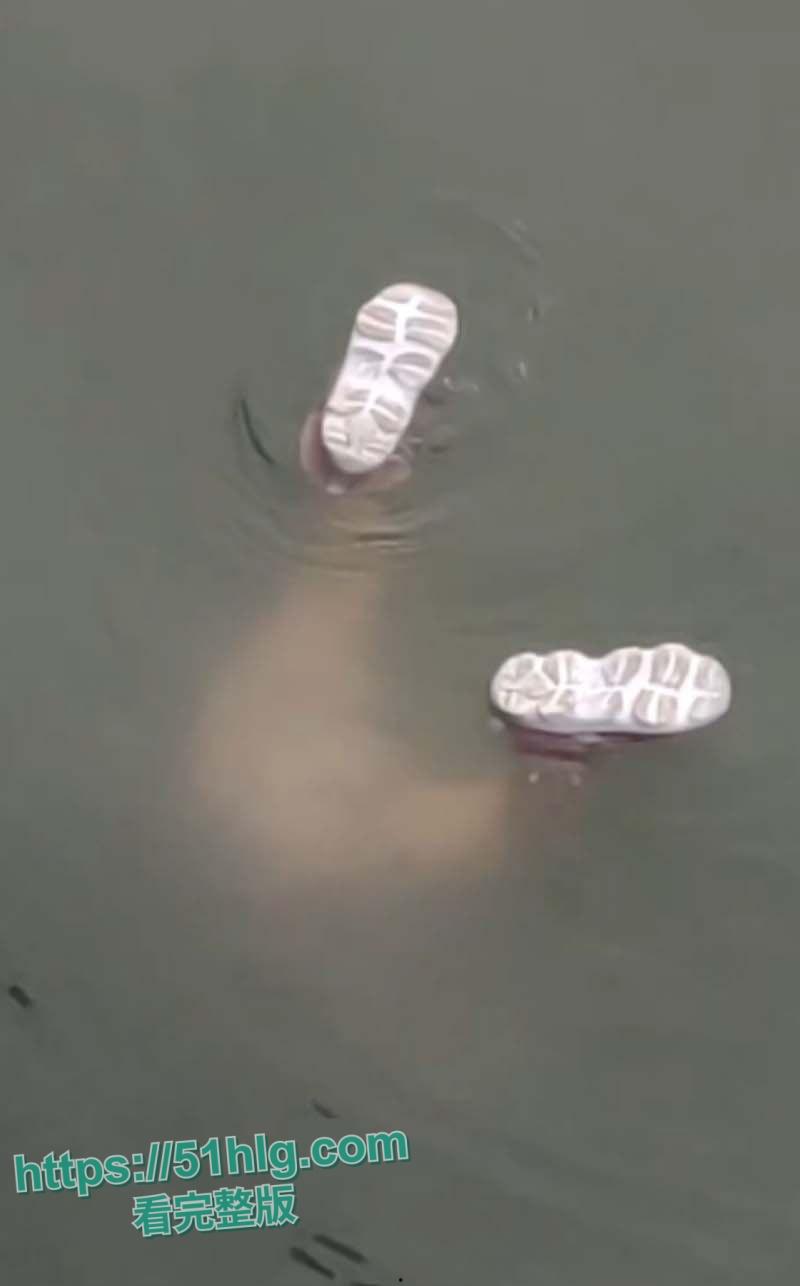 国外大瓜！【马来西亚吉胆岛】 一宝妈因争夺抚养权问题 深夜携3岁女儿跳海轻生 监控记录全程 结局令人惋惜-2