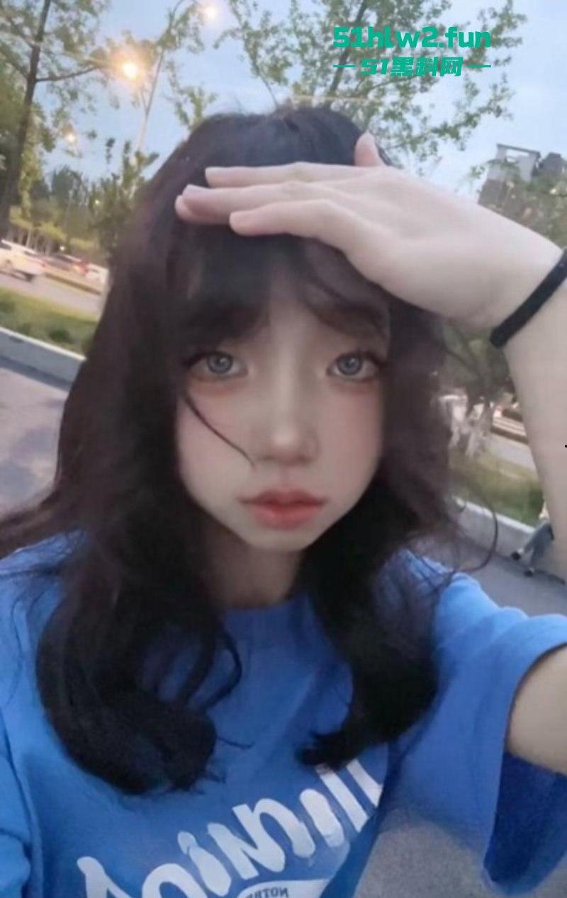 四川颜值嫩妹【李志君】04后长腿精神小妹 为了烟钱下海,向金主展现裸体稚嫩的身材太诱人了。-1