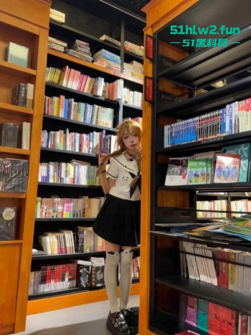 四川颜值嫩妹【李志君】04后长腿精神小妹 为了烟钱下海,向金主展现裸体稚嫩的身材太诱人了。-5