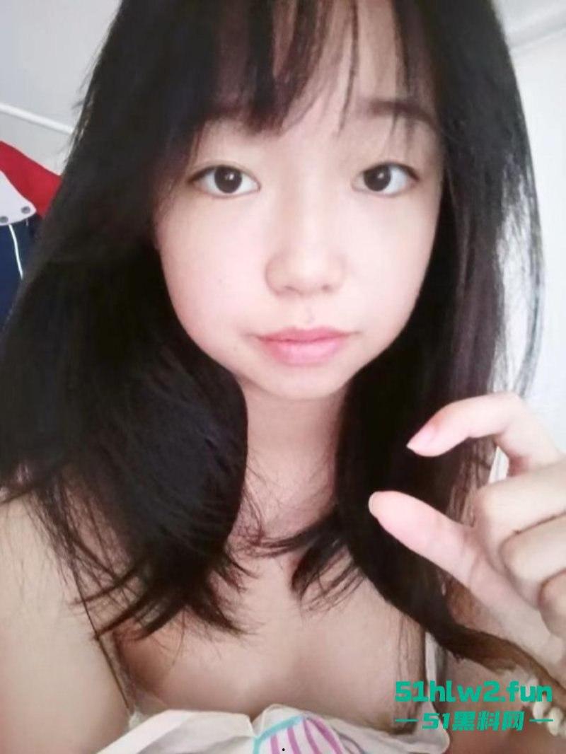 四川颜值嫩妹【李志君】04后长腿精神小妹 为了烟钱下海,向金主展现裸体稚嫩的身材太诱人了。-7