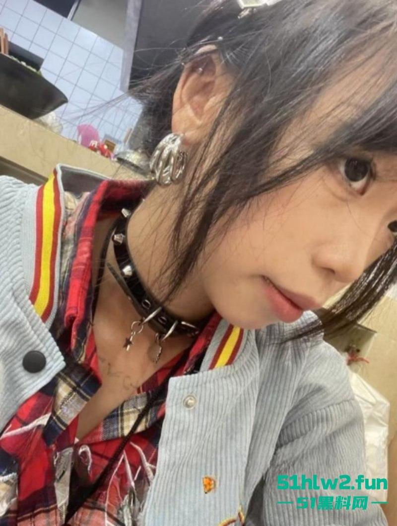 四川颜值嫩妹【李志君】04后长腿精神小妹 为了烟钱下海,向金主展现裸体稚嫩的身材太诱人了。-8