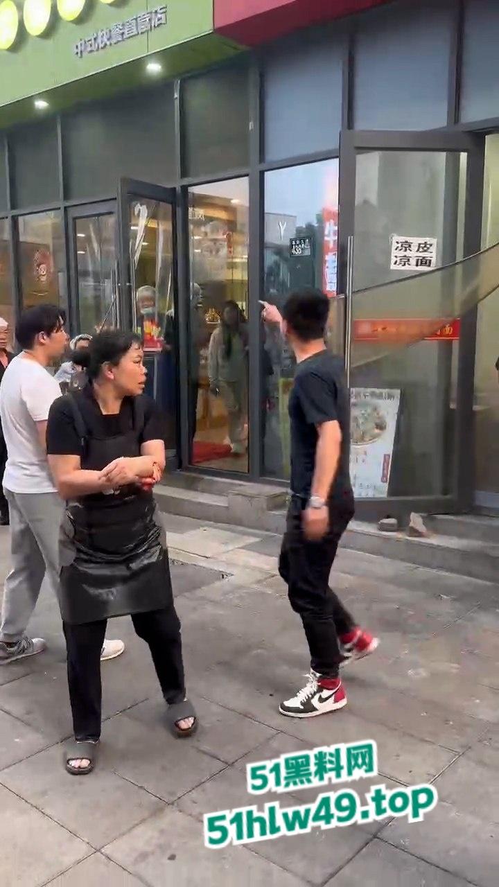 吃碗面都要断头,武汉光谷襄阳面馆一男子突然发疯砍人,多个路人中招现场惨叫一片。-7