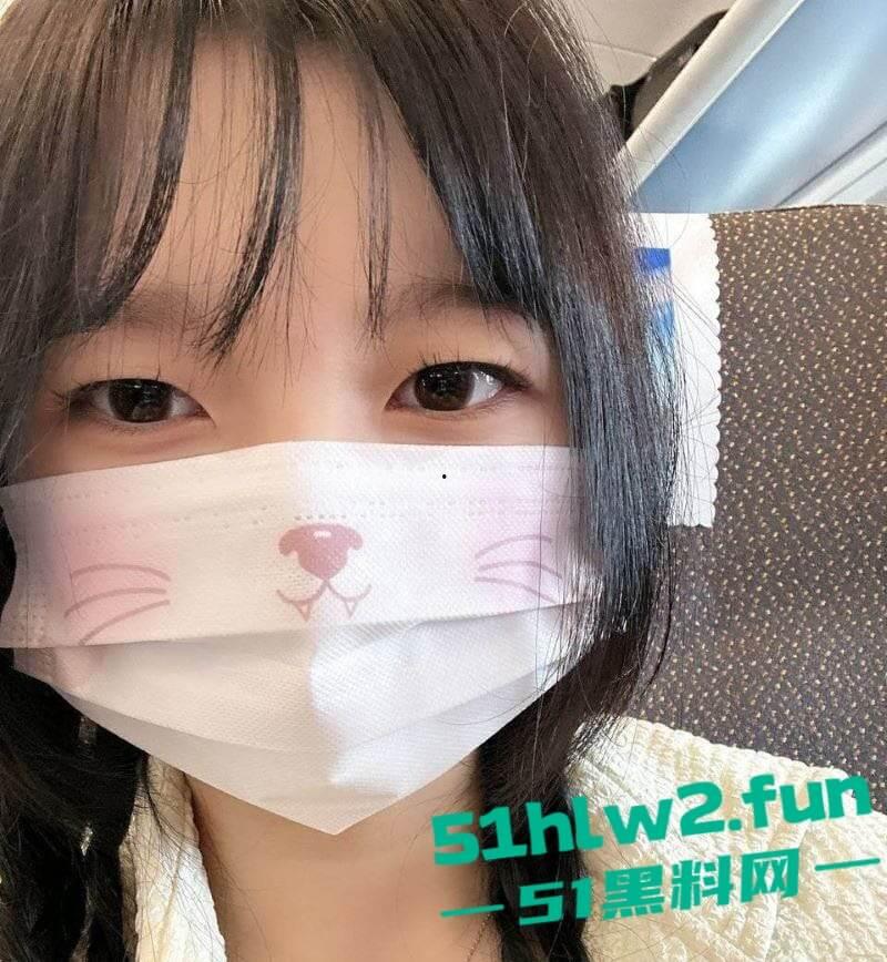 情人节最狂热瓜，JK黑丝清纯妹子玩SM爽了，一边被炮机狂抽一边往逼上滴红色燃料，还嫌不够刺激，再加一根按摩棒！-3