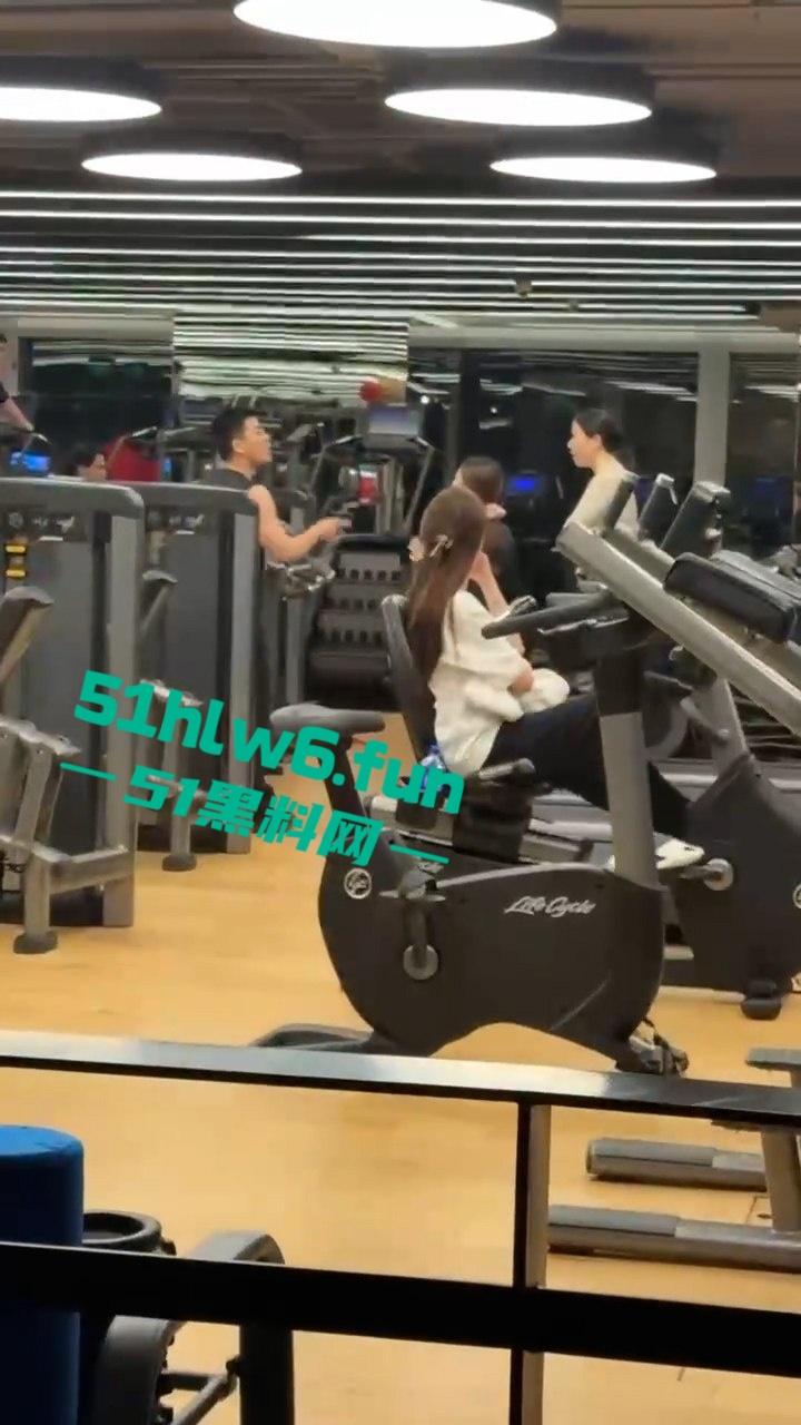 老肥婆诬陷健身小哥对她图谋不轨,小哥却自称是0对母性毫无性趣直接气得大妈报警。-1