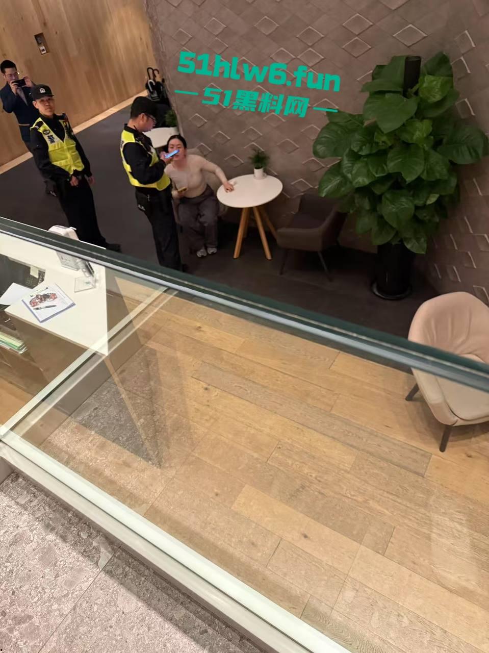 老肥婆诬陷健身小哥对她图谋不轨,小哥却自称是0对母性毫无性趣直接气得大妈报警。-4