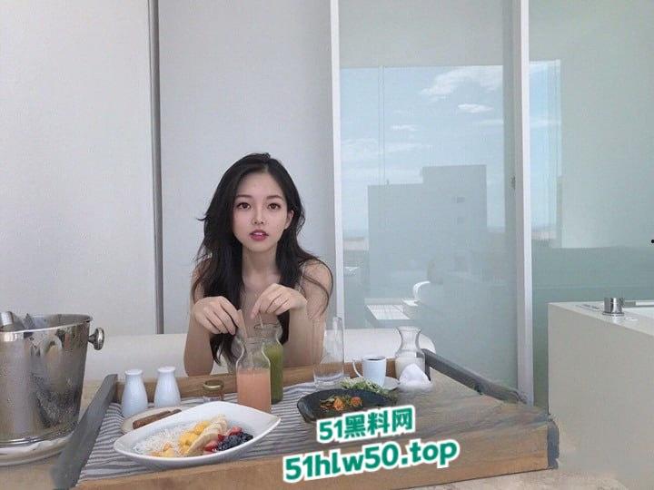 微博梨甜姨，加拿大清纯甜妹留学生【李天宜】跟男友性爱视频流出，跪在地上舔着大勾八被无套内射！-2