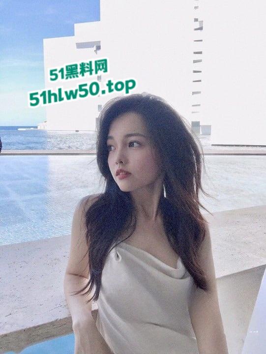 微博梨甜姨，加拿大清纯甜妹留学生【李天宜】跟男友性爱视频流出，跪在地上舔着大勾八被无套内射！-3