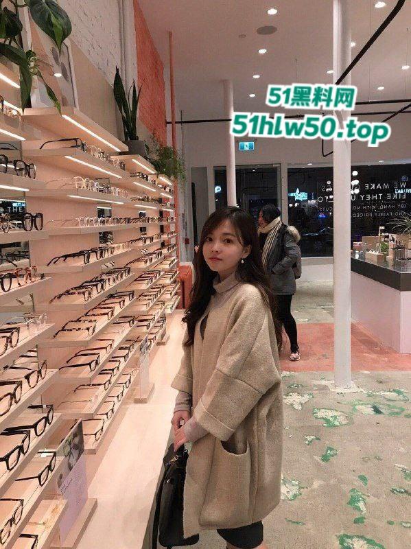 微博梨甜姨，加拿大清纯甜妹留学生【李天宜】跟男友性爱视频流出，跪在地上舔着大勾八被无套内射！-6