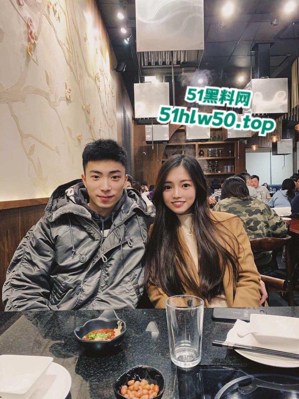 微博梨甜姨，加拿大清纯甜妹留学生【李天宜】跟男友性爱视频流出，跪在地上舔着大勾八被无套内射！-8