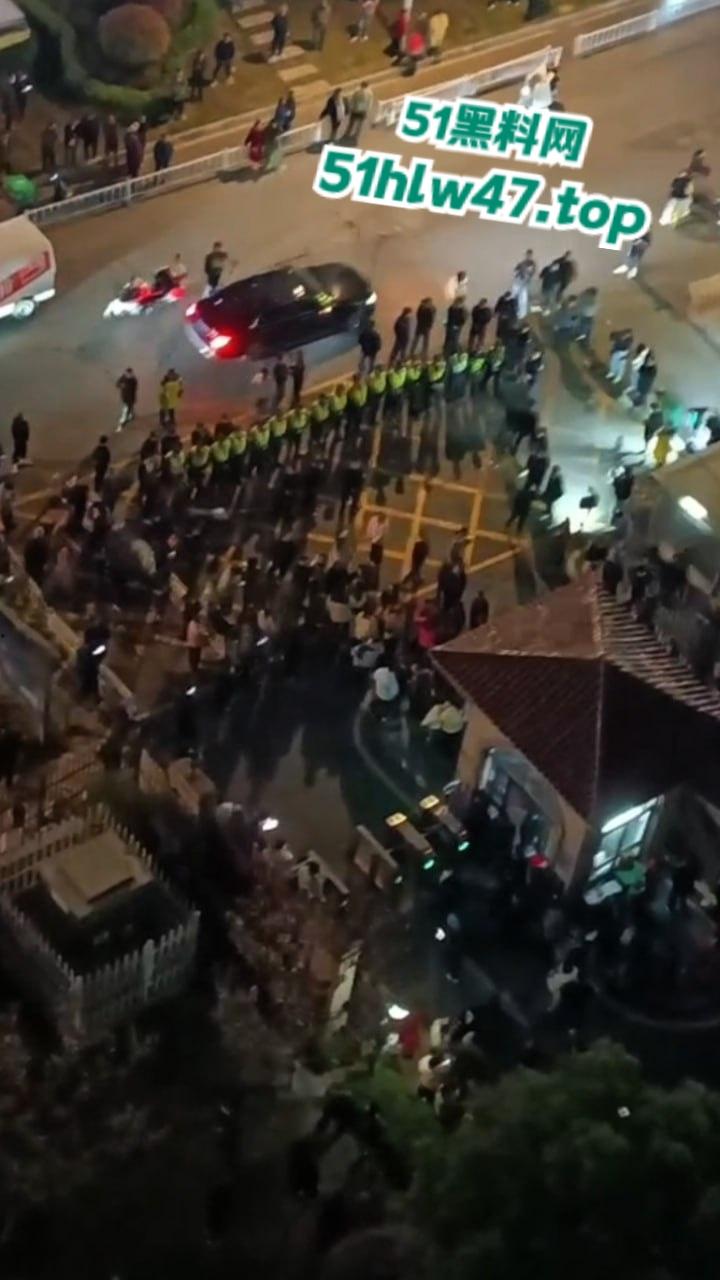 武汉海昌天澜黑箱操作换物业,据悉是两波物业公司抢地盘,一群业主也参与其中堪比古惑仔现场。-6