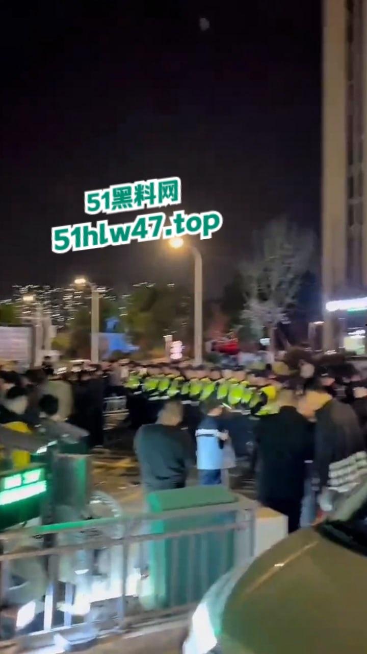 武汉海昌天澜黑箱操作换物业,据悉是两波物业公司抢地盘,一群业主也参与其中堪比古惑仔现场。-7