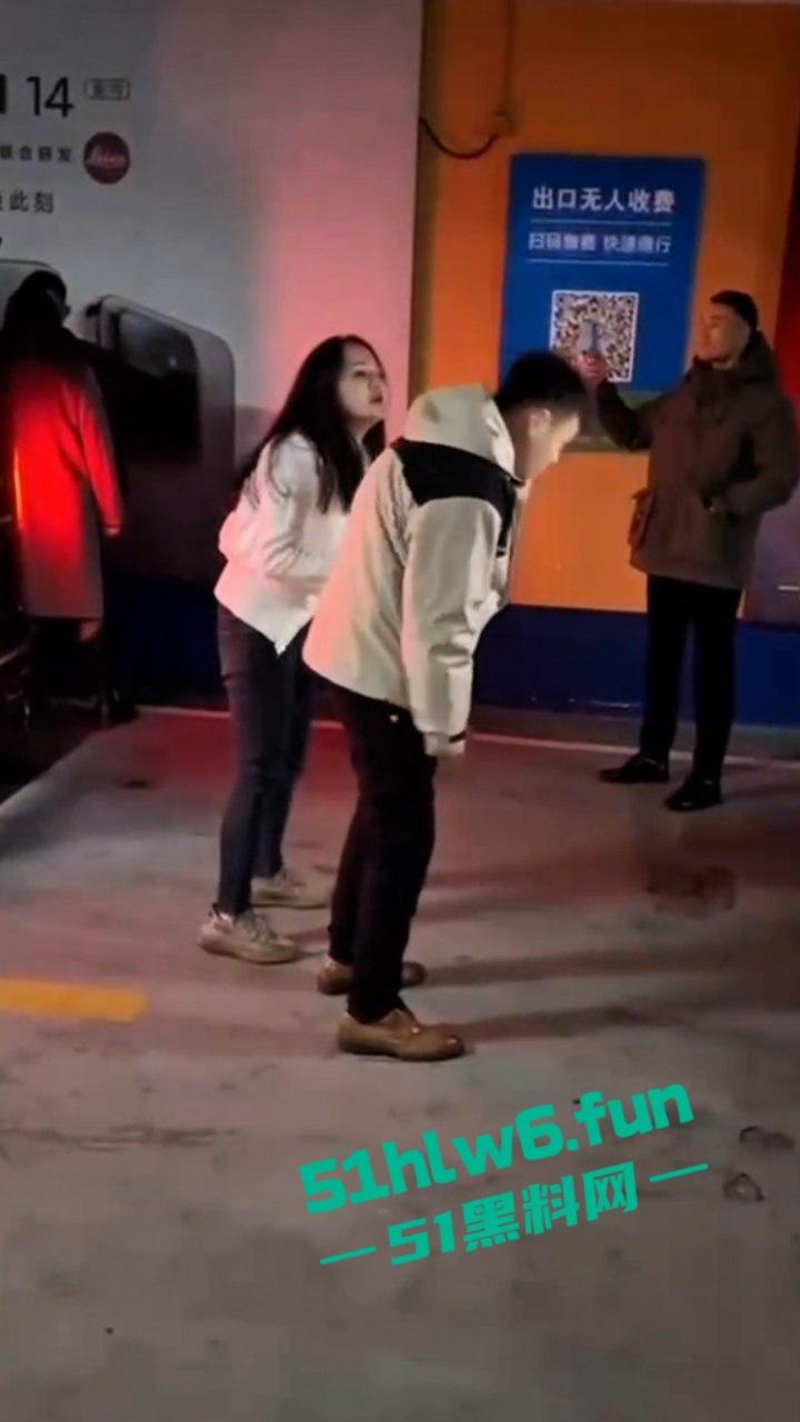 地下停车场捉奸，女子联合亲友抓小三当场逮住老公和小三亲热，将两人围堵殴打，妻子和带来的人已经被刑拘。-7
