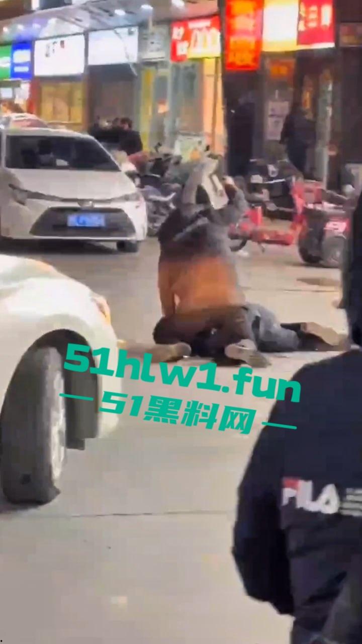 河北三河市街头刀仔,上上城三季小区附近,一男子持刀当街行凶,受害人撕心裂肺惨叫,周围无人敢上前援救。-4