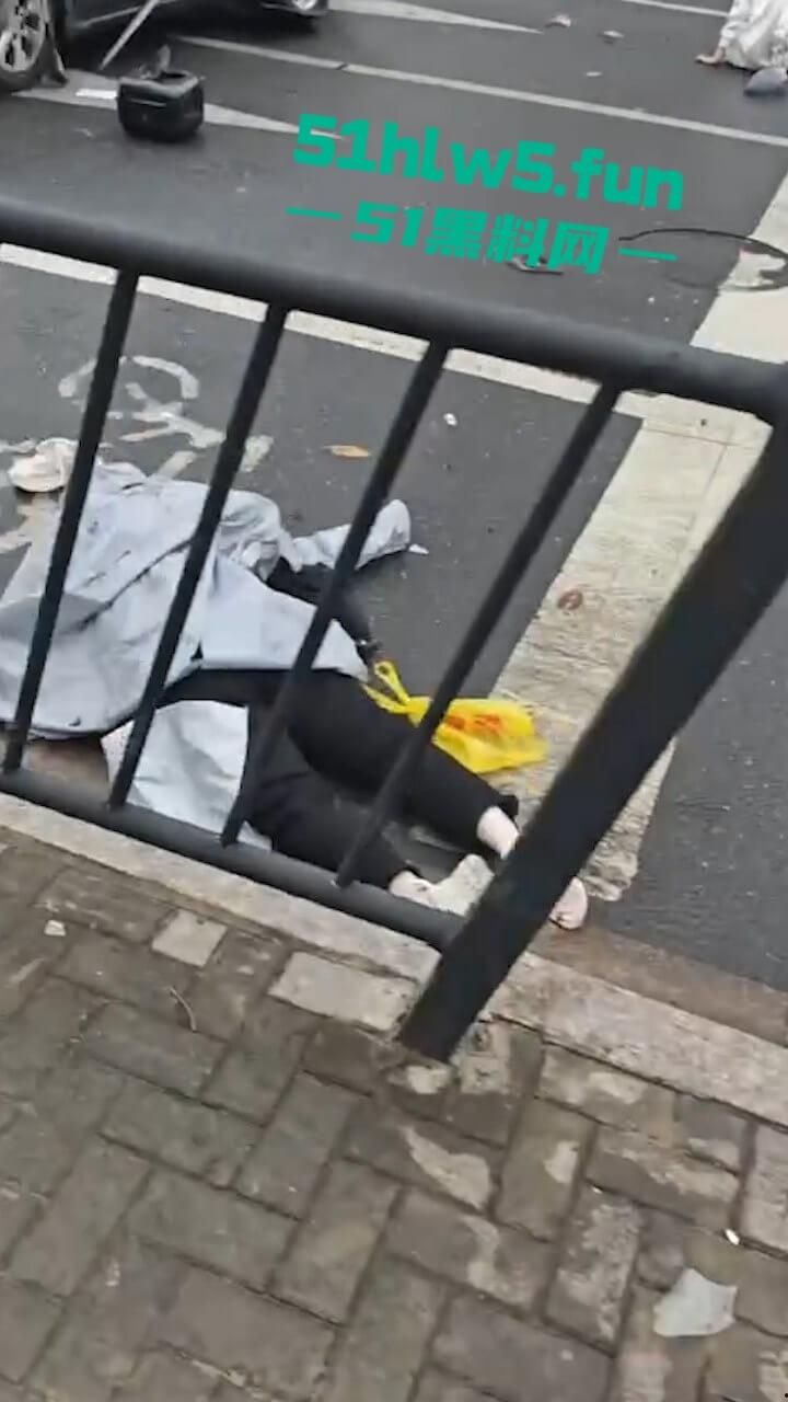 汕头金沙公园雨天路滑致小车失控撞飞数人,现场血腥场面惨不忍睹,永远不知道明天和意外谁先到来。-5