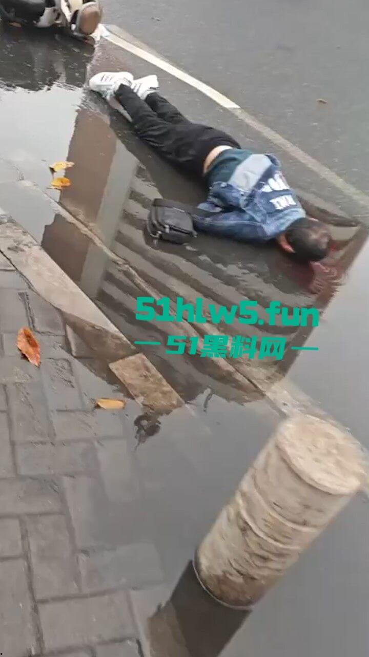 汕头金沙公园雨天路滑致小车失控撞飞数人,现场血腥场面惨不忍睹,永远不知道明天和意外谁先到来。-8