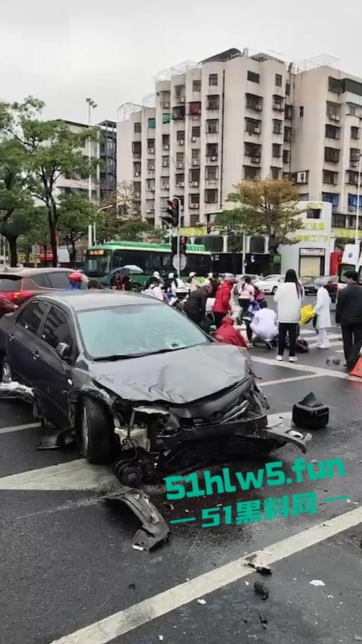 汕头金沙公园雨天路滑致小车失控撞飞数人,现场血腥场面惨不忍睹,永远不知道明天和意外谁先到来。-9