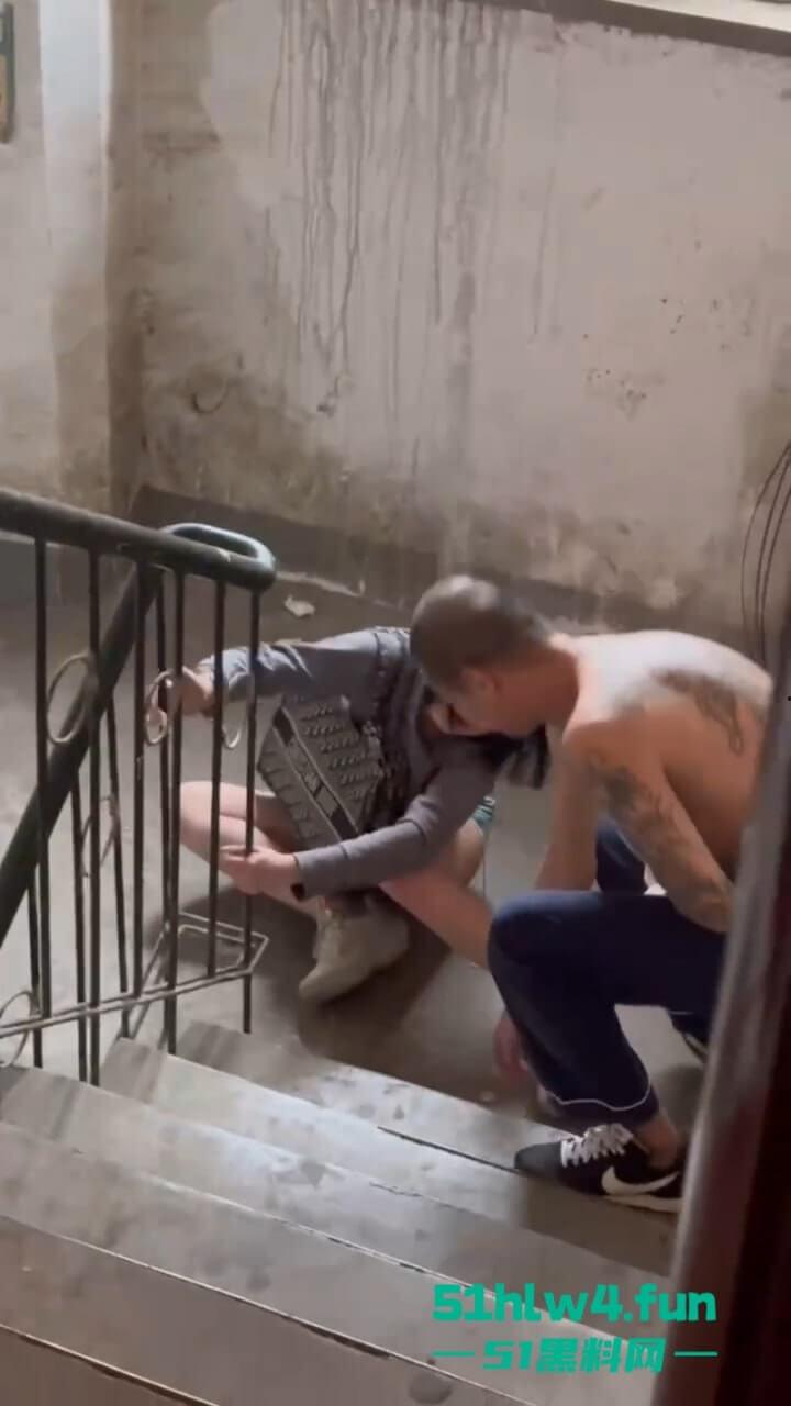 辽宁沈阳妹子磕药过度形如丧尸出街,被纹身男按进臭水沟无情蹂躏视频曝光!-7