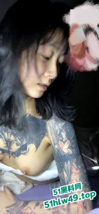 抖音符文战士【lee李李】纹身店老板娘，性感身材骚浪表现搭配纹身，令人血脉喷张性爱视频流出。-2