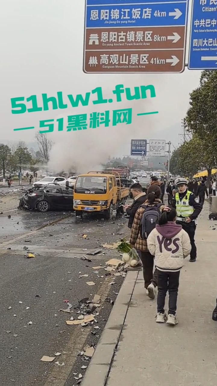 四川巴中恩阳区，发生12车相撞事故，造成5死一伤，现场画面流出，多家医院发声，细节信息量大。-7