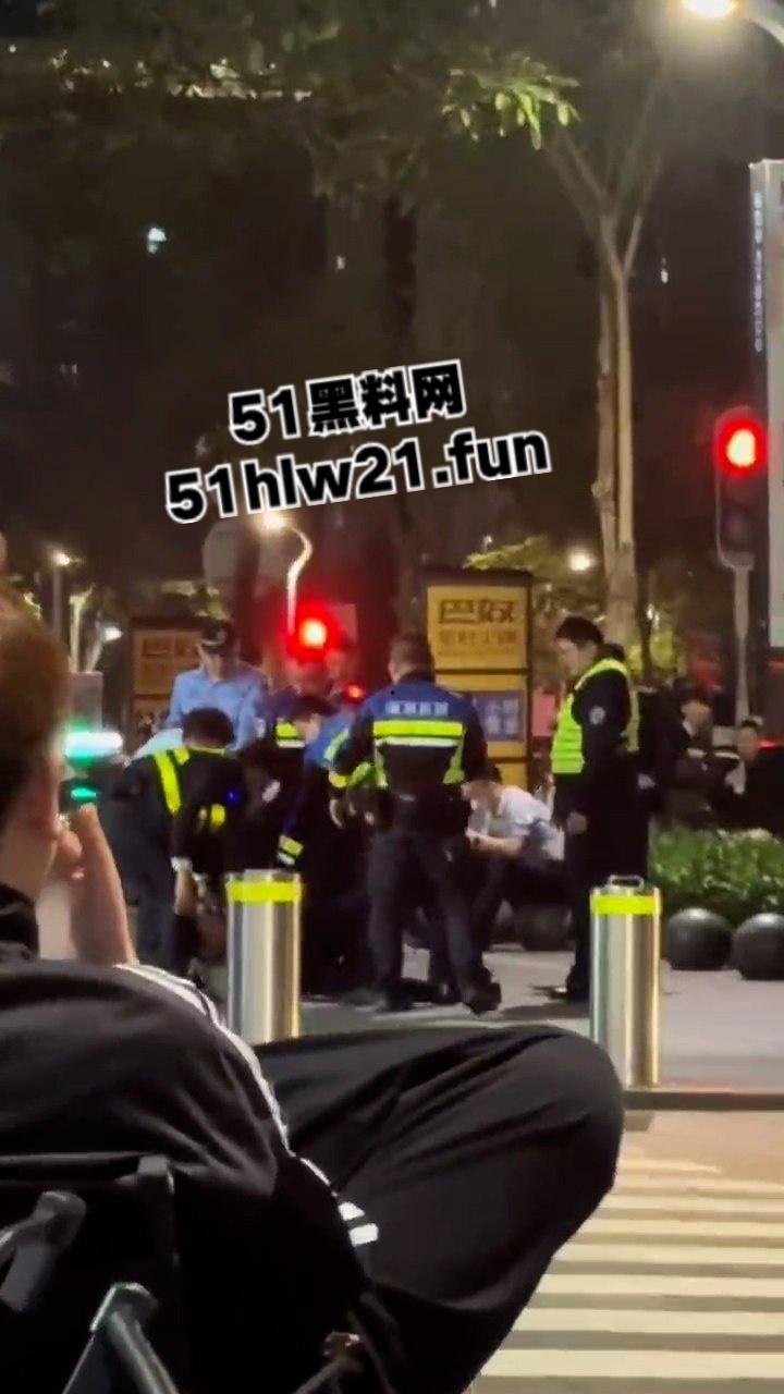 深圳龙华壹方城守财奴夫妇拖欠工资不给钱,逼疯老实人双刀抡砍跟剁肉一样无情送两人升天!-5