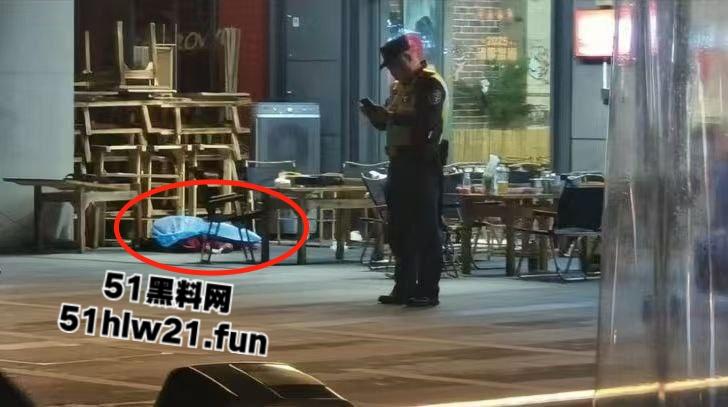 深圳龙华壹方城守财奴夫妇拖欠工资不给钱,逼疯老实人双刀抡砍跟剁肉一样无情送两人升天!-9