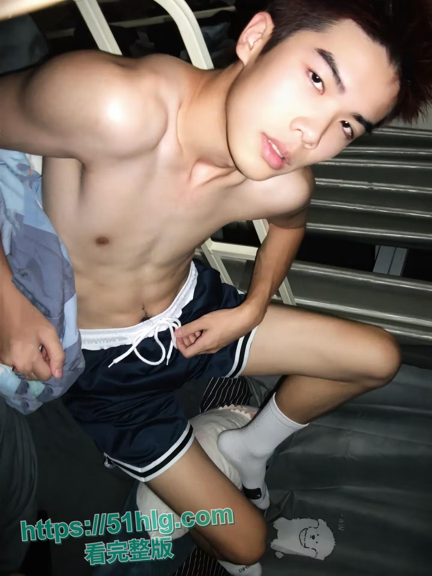 高颜值女粉千里送逼挨操!抖音网红【鸡腿弟弟】秀腹肌引得女粉垂青,边操边记录美好生活!-1