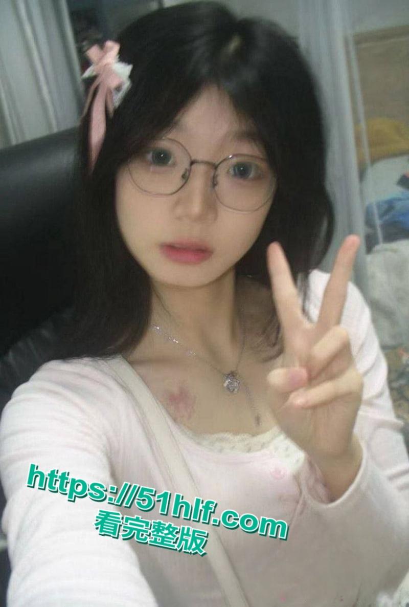 高校大一学生妹【郑可洁】遭黄毛带入酒店做爱视频流出,口活绝技侍弄肉棒,娇嫩肉体被凶猛插入激情满满!-3