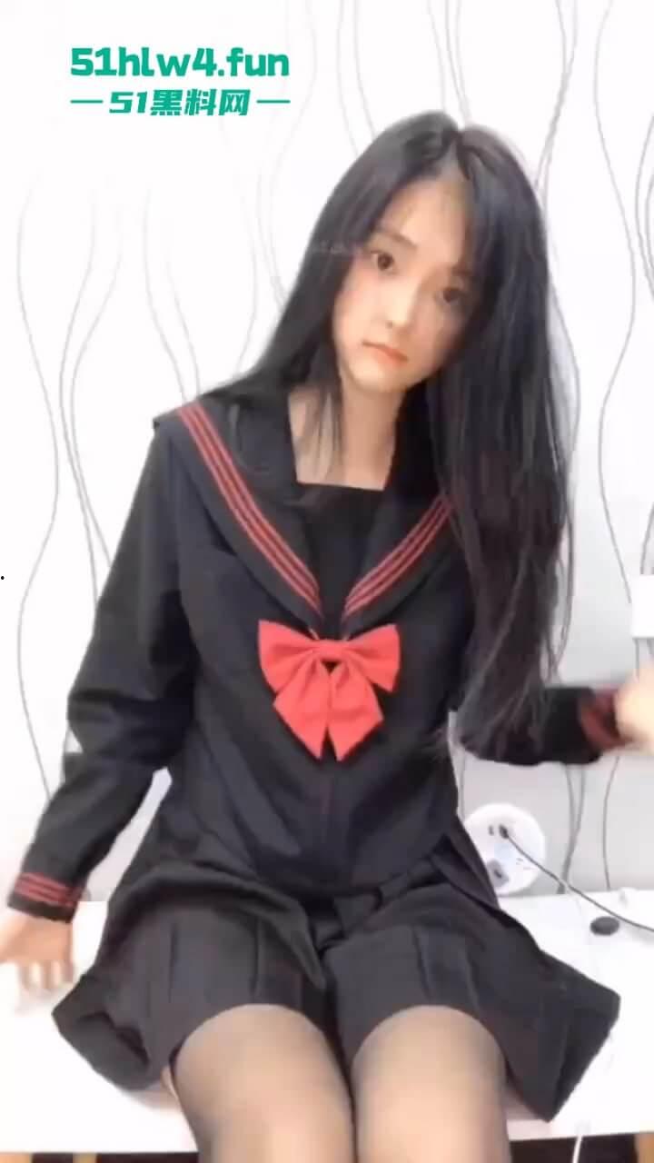 四川宜宾学院学生妹【卢文倩】兼职卖小片，绝美粉鲍自慰抠逼淫水流泄如雨的样貌外漏。-5