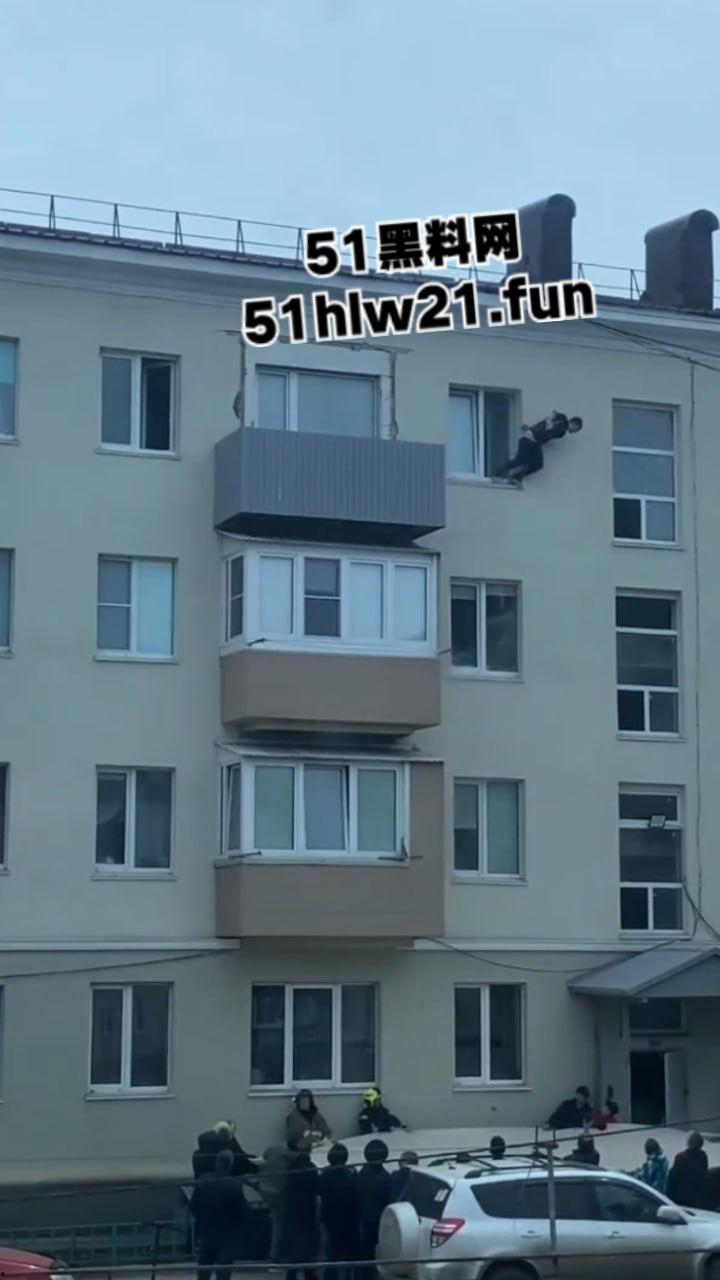 山东男子跳楼自杀,为了将自己摔死还特意选择了入户门的棚顶,这下摔的真Q弹啊。-4