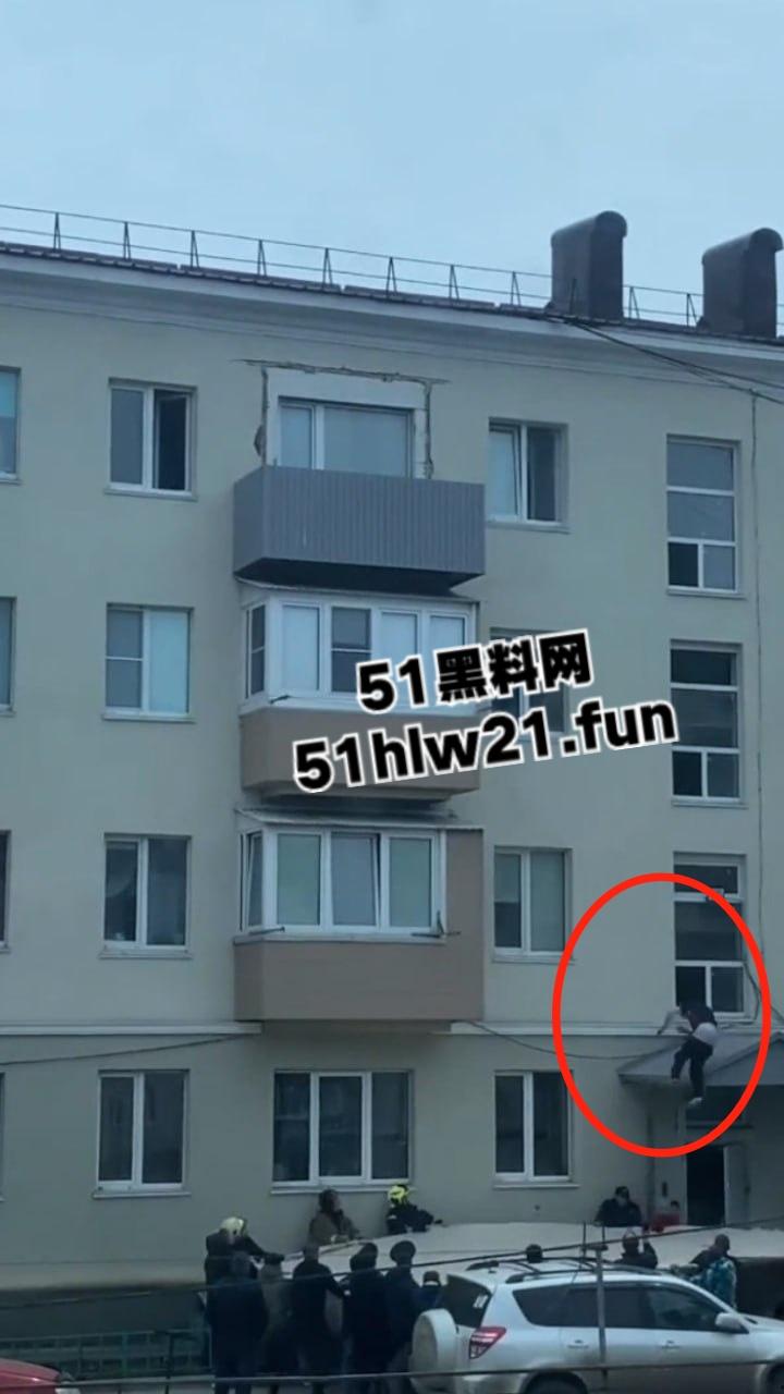 山东男子跳楼自杀,为了将自己摔死还特意选择了入户门的棚顶,这下摔的真Q弹啊。-5