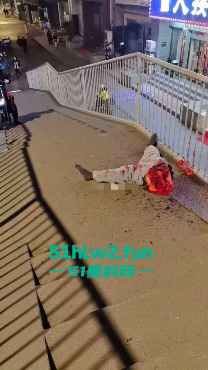 恐怖事件!武汉花园道icc天桥下惊现一具一分为二的碎尸,跳楼自杀撞到栏杆被拦腰切断。-2