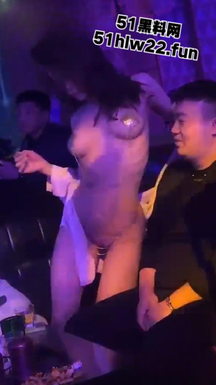 实拍酒吧ktv精彩夜生活，夜色燃爆各式性感美女陪酒妹子排队献身金主，场面堪比顶级AV现场！-2