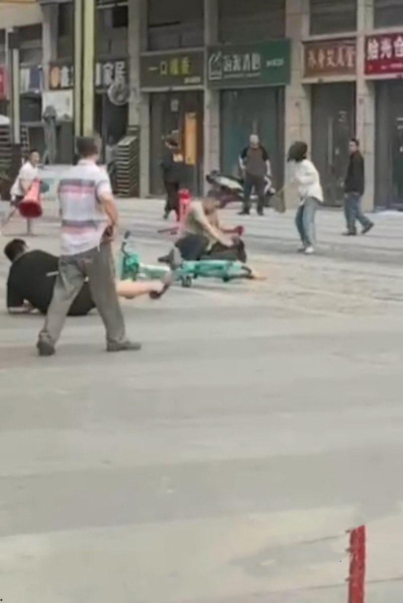 四川成都大街上杀人现场曝光 一男子手持尖刀连捅妻子数刀直至死亡 杀疯了欲对旁边路人下手 尖刀都被捅弯了 现场血流成河 胆小者勿入-2