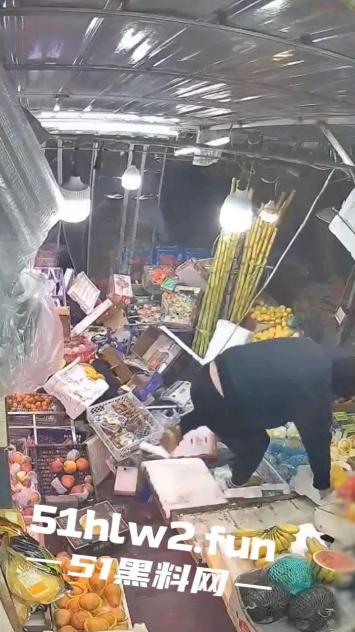 大连某水果店监控,恶意伤人事件曝光水果店老板不仅卖的贵,还缺斤少两以次充好被两男子报复砸摊。-2
