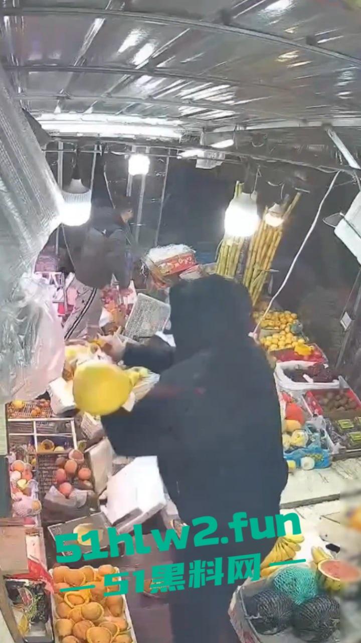 大连某水果店监控,恶意伤人事件曝光水果店老板不仅卖的贵,还缺斤少两以次充好被两男子报复砸摊。-5