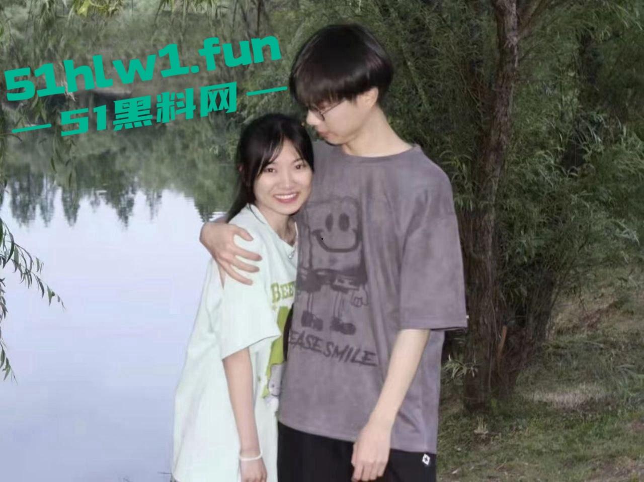 贵州财经商务英语大一妹子【常雪】私密视频流出,清纯外表反差巨大,这骚操作真没看出来!-6