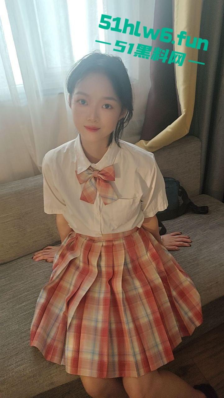 上海海事大学【潘子璇】非常反差的骚母狗,平时一副乖乖女的样子背地淫荡的一批,主动掰穴被土豪爆操抽插。-5