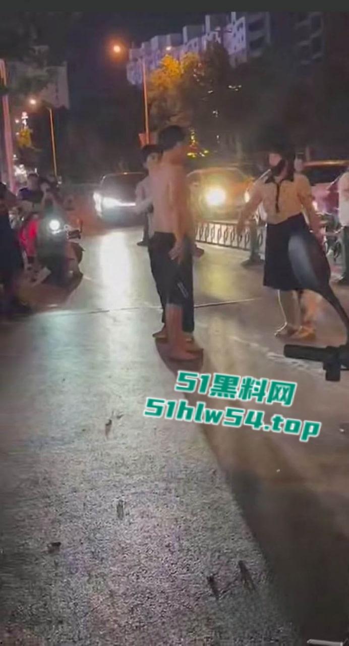 山东曹县万基母子对决,儿子抓奸老妈出轨,街头怒怼情夫老妈竟誓死保护情夫!-1