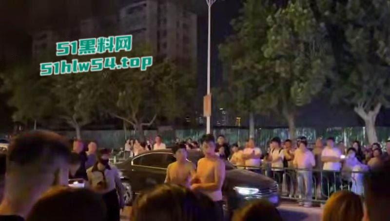 山东曹县万基母子对决,儿子抓奸老妈出轨,街头怒怼情夫老妈竟誓死保护情夫!-4