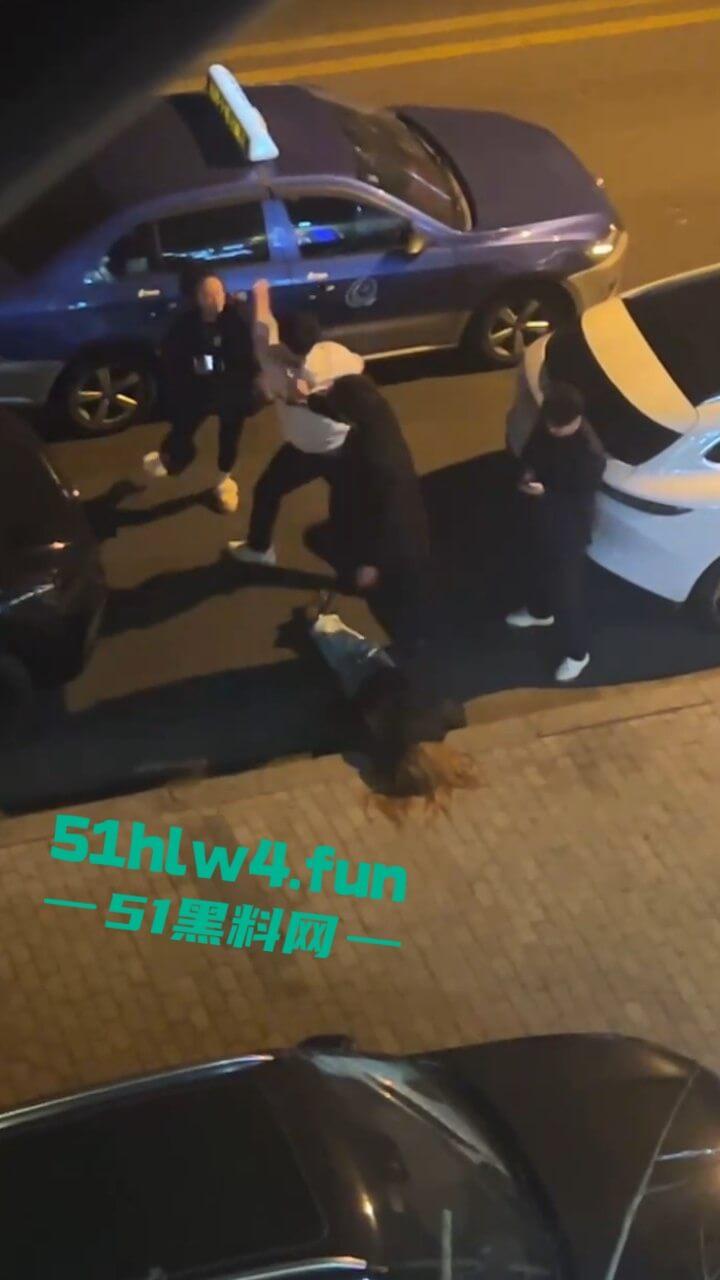 青岛小仙女挑衅男子嚣张辱骂还动手打人，结果被大哥一拳当场直接带走，看着都解气。-2